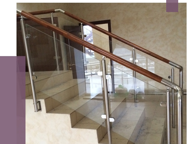 Комбинированные перила из металла и дерева в Тихорецке