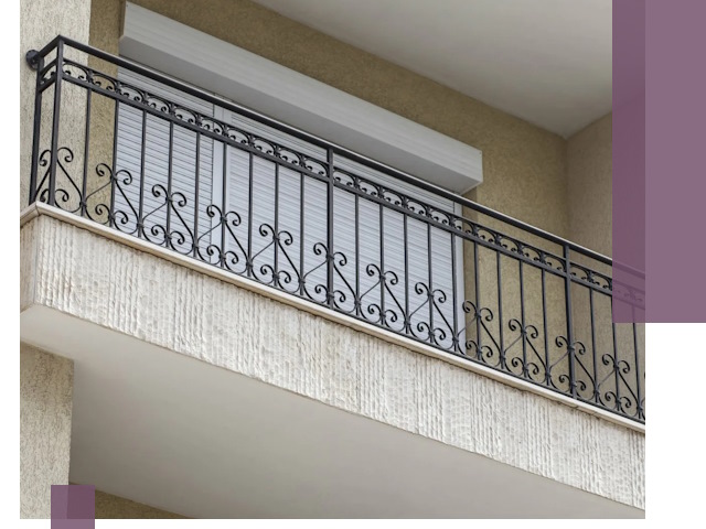 Балконные ограждения из металла и стекла в Тихорецке для домов