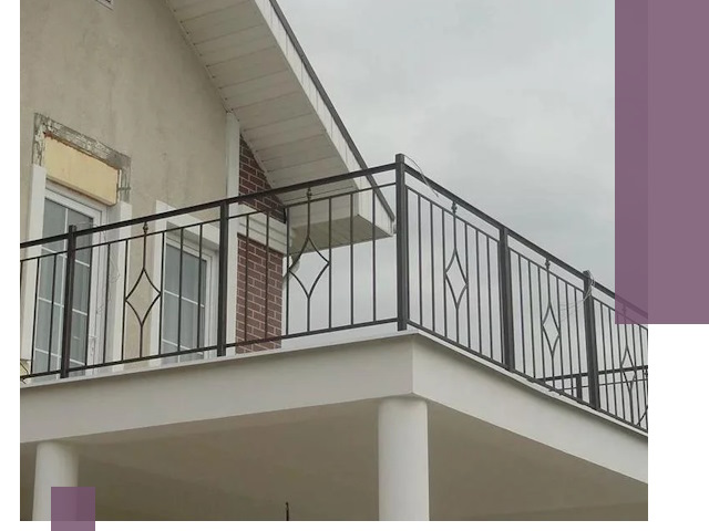 Изготовление балконных ограждений в Тихорецке из металла и стекла